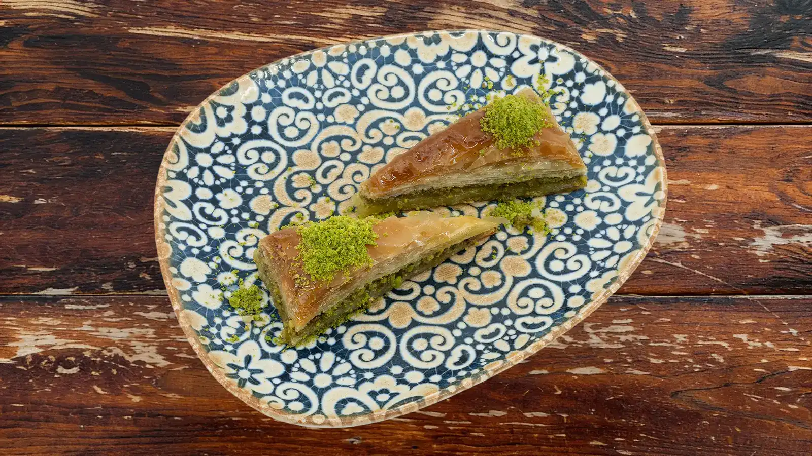 Havuç dilim baklava tepsisi, el açması yufka ile hazırlanmış Antep boz fıstıklı ve manda tereyağlı özel baklava – Adana Dede Kebap Steak Burger Tatlı Kasap