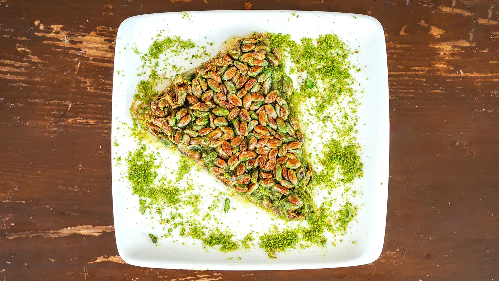 Fıstıkzade tatlısı tepsisi (kg), bol Antep fıstıklı el açması yufka ile hazırlanmış özel baklava çeşidi – Adana Dede Kebap Steak Burger Tatlı Kasap