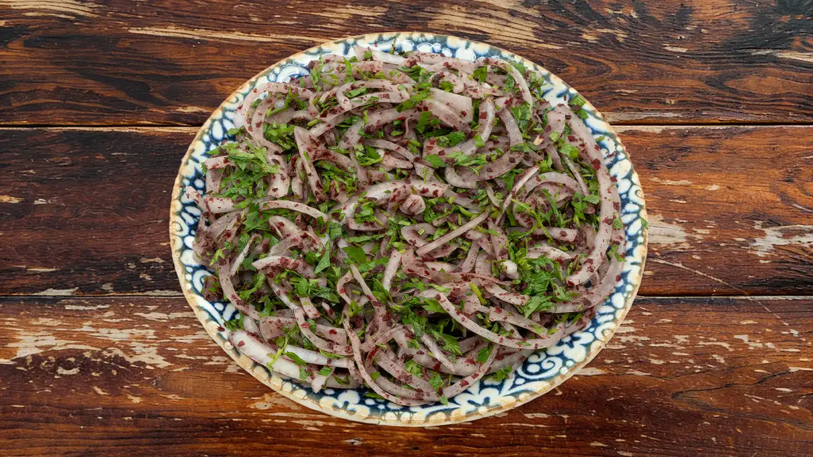 Soğan salatası, kebap yanında ikram – Adana Dede Kebap Steak Burger Tatlı Kasap