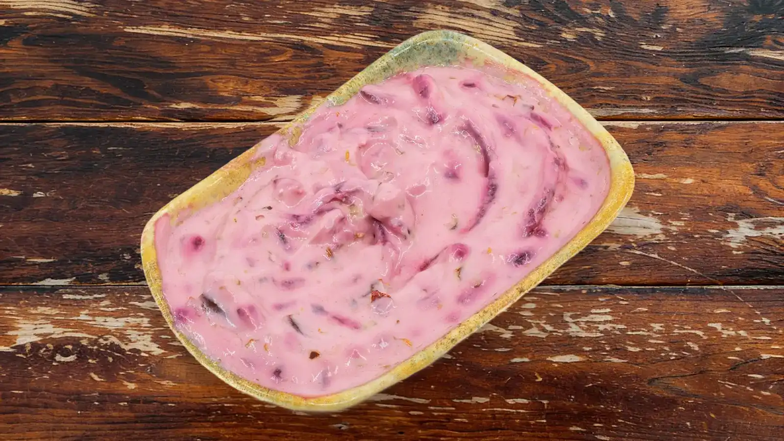 Pancar, kurutulmuş acı biber, zeytinyağı ve yoğurtla hazırlanan özel Aşk Acısı mezesi, tabak sunum – Adana Dede Kebap Steak Burger Tatlı Kasap