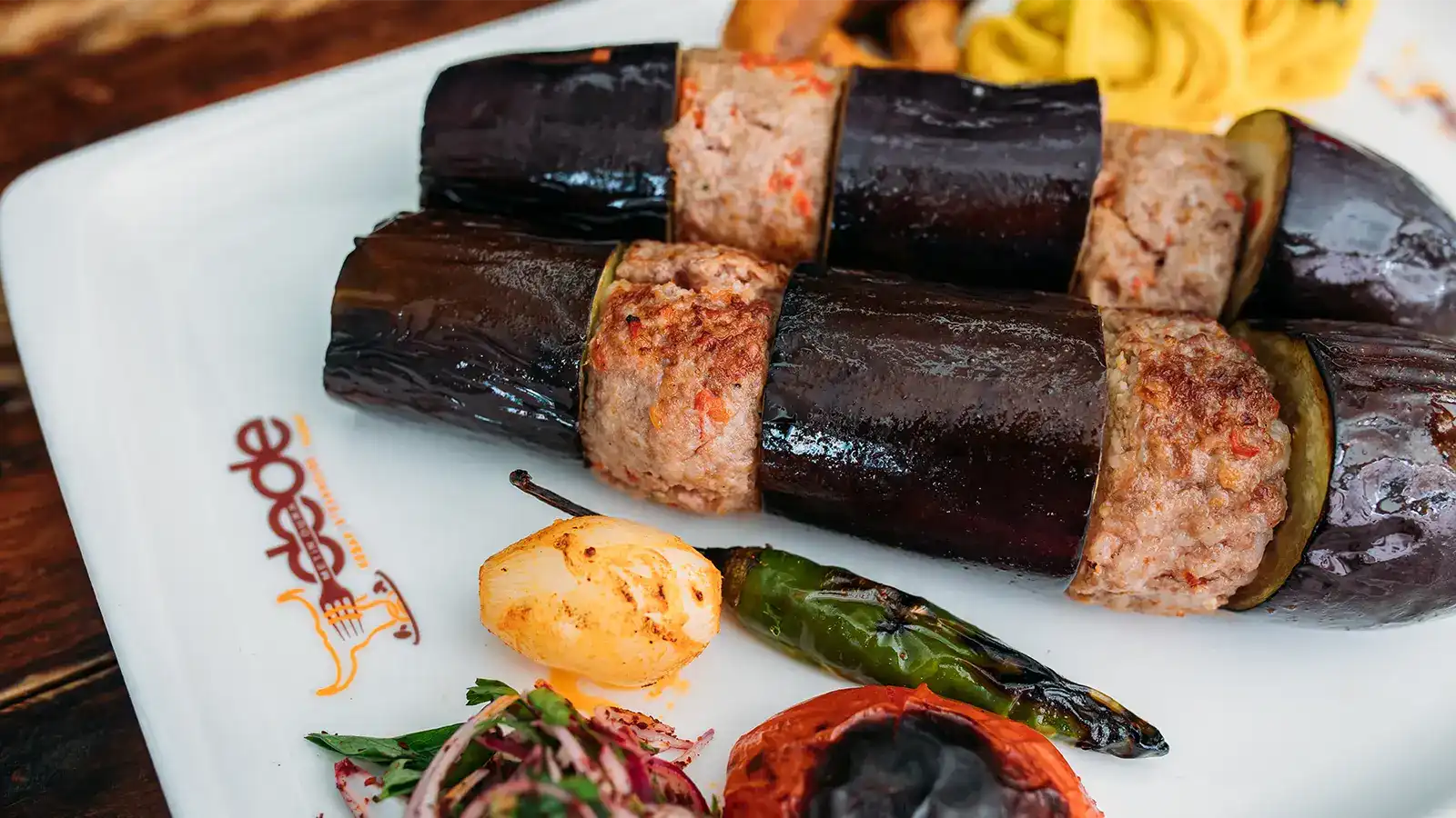 Patlıcan kebap porsiyonu, közlenmiş patlıcan ve kıyma şiş ile – Adana Dede Kebap Steak Burger Tatlı Kasap